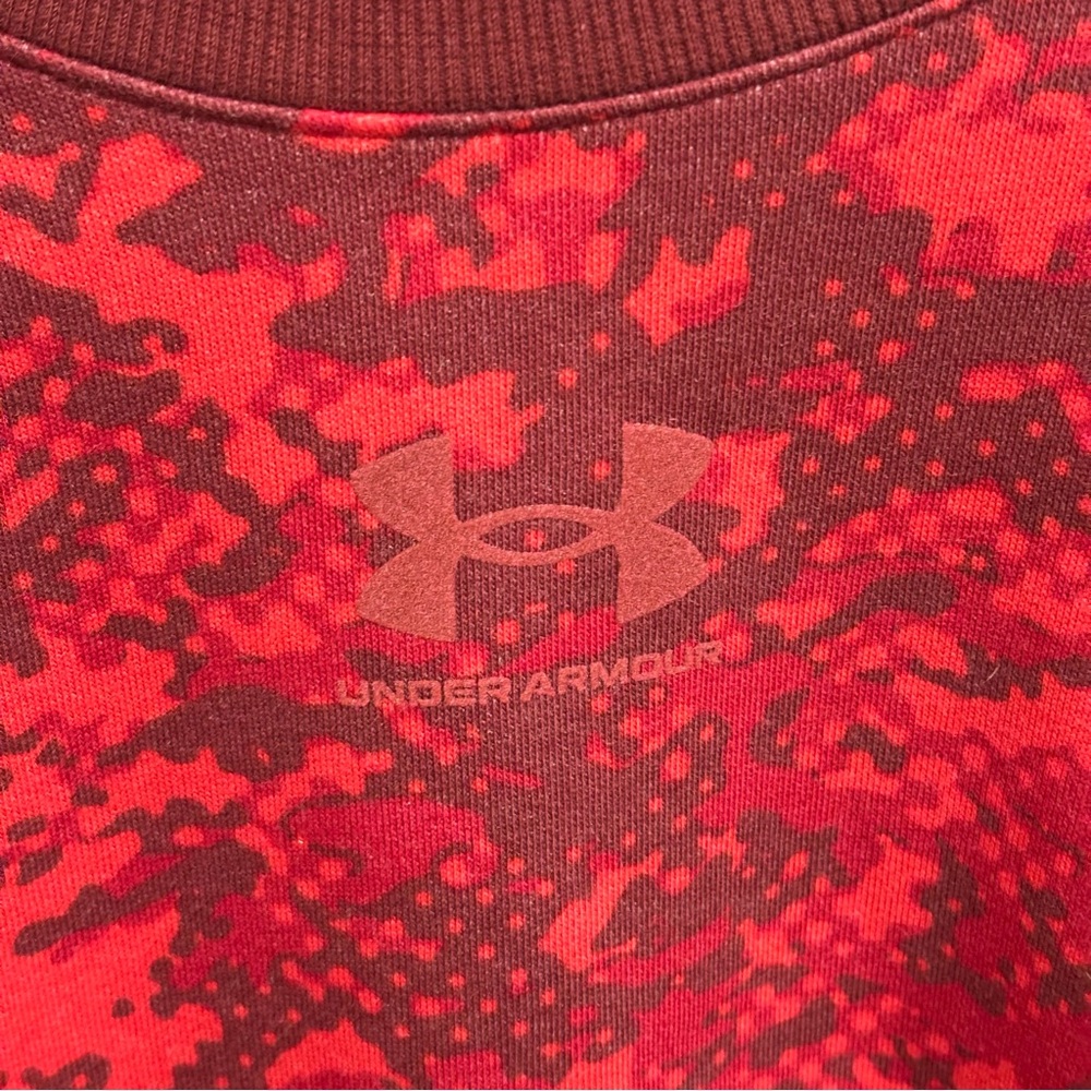 Under Armour Center Logo Red Camo Cropped Crewneck Sweatshirt Womens U.S. M - Picture 2 of 4